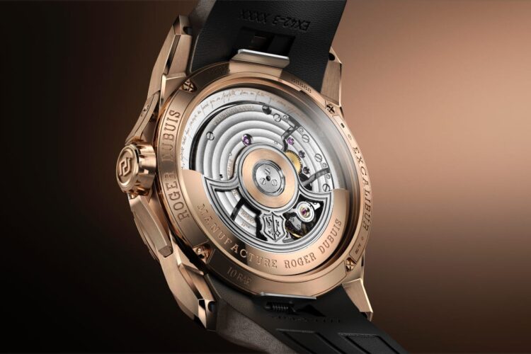 Fondello Roger Dubuis Excalibur Biretrograde Calendar con massa oscillante in oro rosa, incisioni Manufacture Roger Dubuis e citazione cofondatori visibile nell'anello esterno