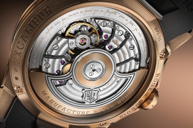 Fondello Roger Dubuis Excalibur Biretrograde Calendar con movimento RD840 visibile, massa oscillante oro rosa e incisione citazione cofondatori con certificazione Poinçon de Genève