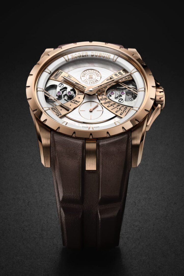 Roger Dubuis Excalibur Monobalancier Biretrograde Calendar ripreso dal basso, vista completa cassa oro rosa 40mm e cinturino pelle marrone con quadrante madreperla