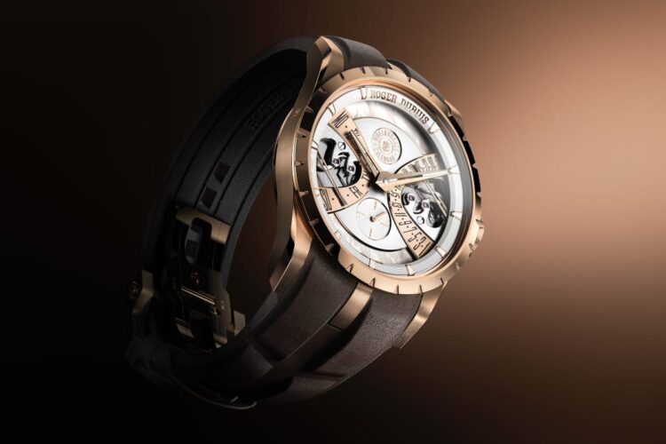 Roger Dubuis Excalibur Monobalancier Biretrograde Calendar vista tre quarti, cassa oro rosa 40mm con cinturino pelle marrone e fibbia deployante