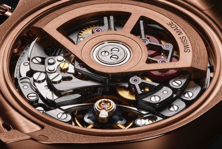 Vista ravvicinata del movimento scheletrato Rolex 4130 con rotore in oro rosa del Daytona La Montoya Rose di Artisans de Genève.