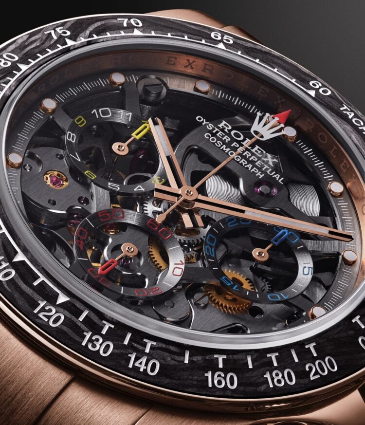 Dettaglio del quadrante scheletrato con contatori cronografici nei colori della bandiera colombiana del Rolex Daytona La Montoya Rose Artisans de Genève.