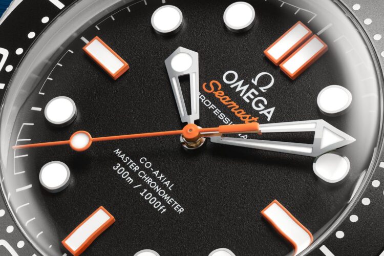 Macro quadrante Omega Seamaster 300M - dettaglio lancette e indici arancio