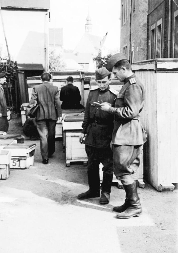1945 militari russi sorvegliano lo smontaggio e spedizione di macchinari UROFA