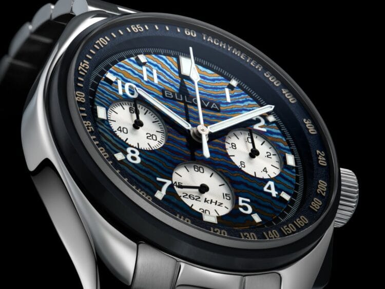 Bulova Lunar Pilot 150° quadrante Timascus - Movimento HPQ 262 kHz cronografo alta precisione Dettaglio quadrante Timascus del Bulova Lunar Pilot 150° con contatori cronografici e scritta 262 kHz movimento HPQ