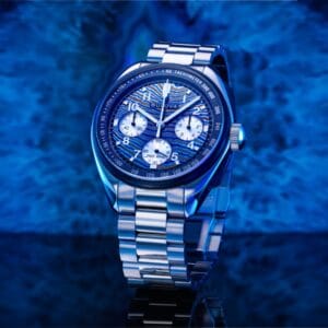 Testo ALT Bulova Lunar Pilot 150° Special Edition con quadrante Timascus blu e bracciale acciaio su sfondo spaziale