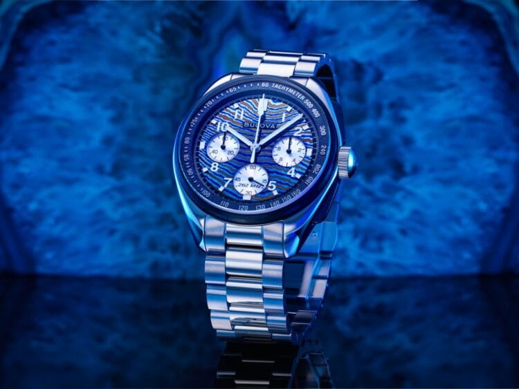 Bulova Lunar Pilot 150° Special Edition - Cronografo Apollo 15 edizione limitata 300 pezzi Italia Testo ALT Bulova Lunar Pilot 150° Special Edition con quadrante Timascus blu e bracciale acciaio su sfondo spaziale