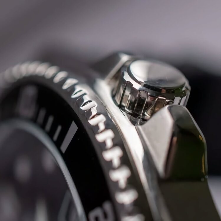 Corona a vite Casio Duro - Il dettaglio che fa la differenza negli orologi subacquei economici Dettaglio macro della corona a vite del Casio Duro, caratteristica da record per un orologio subacqueo economico che garantisce la vera impermeabilità a 200 metri senza compromessi sulla qualità costruttiva