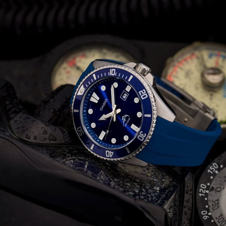 asio MDV-106 blu originale con logo Marlin con cinturino FKM Casio Duro MDV-106 blu con iconico logo Marlin su superficie bagnata con gocce d'acqua e cinturino aftermarket FKM