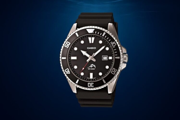 Casio Duro MDV-106 originale con logo Marlin - Il leggendario orologio subacqueo economico Casio Duro MDV-106 nero con logo Marlin originale, l'orologio subacqueo economico preferito da Bill Gates, mostrato su sfondo blu oceano per evidenziare la resistenza 200 metri