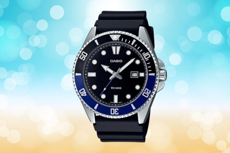 Casio MDV-107 blu - Il nuovo Duro senza logo Marlin con miglioramenti tecnici Casio Duro MDV-107 blu con quadrante nero, il nuovo modello senza logo Marlin che sostituisce l'iconico MDV-106, mostrato su sfondo acquatico con bolle per evidenziare le capacità subacquee