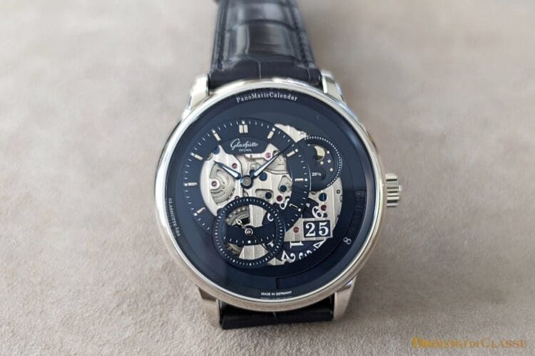 Vista frontale – Glashütte Original PanoMaticCalendar Blu dell’Alba 2025 Vista frontale del Glashütte Original PanoMaticCalendar Blu dell’Alba 2025