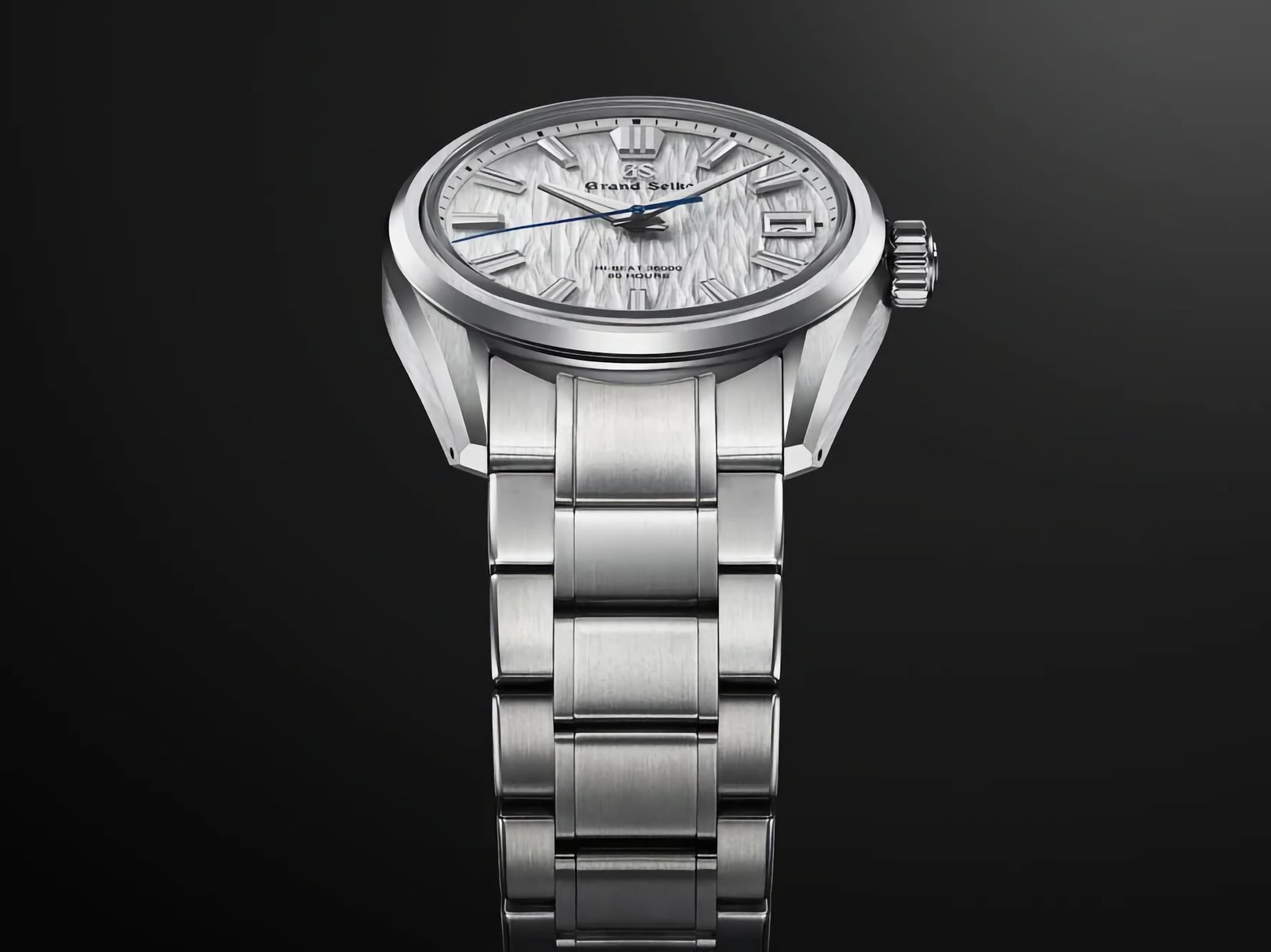 Grand Seiko SLGH005 White Birch completo con bracciale in acciaio three-link, anse forate per cambio cinturino, quadrante texturizzato e lancetta dei secondi blu