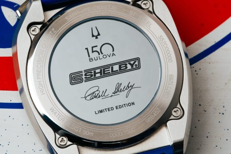 Bulova Shelby 150th (98B452) – fondello con firma Carroll Shelby Fondello Bulova Shelby Racer Chronograph 150th (98B452) con logo 150 Bulova, marchio Shelby e firma Carroll Shelby; edizione limitata, movimento HPQ Precisionist 262 kHz con crono al 1/1000 s