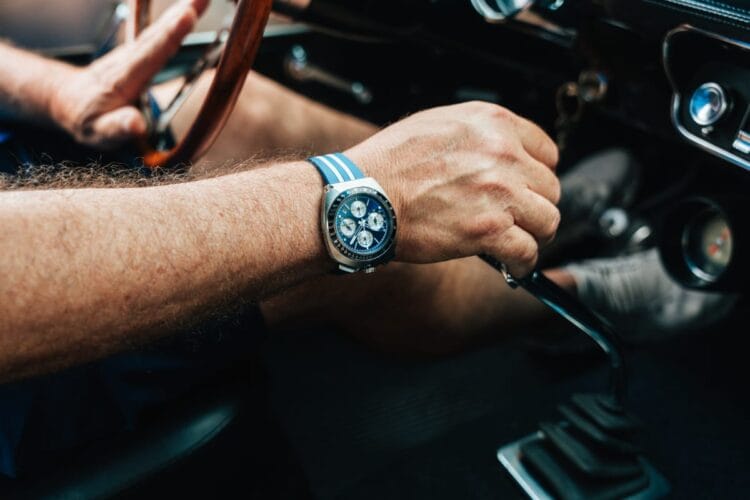 Bulova Shelby 150th (98B452) – wristshot alla guida Bulova Shelby Racer Chronograph 150th (98B452) al polso durante la guida; quadrante blu e cinturino a doppia striscia