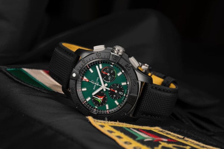 Cronografo da pilota Breitling Avenger con quadrante verde e cassa nera su cinturino tecnico, su sfondo giacca da volo