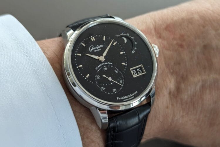 Glashütte Original PanoMaticLunar Anniversary Edition con quadrante in avventurina blu e cassa in platino indossato al polso, mostra la Data Panoramica e le fasi lunari caratteristiche