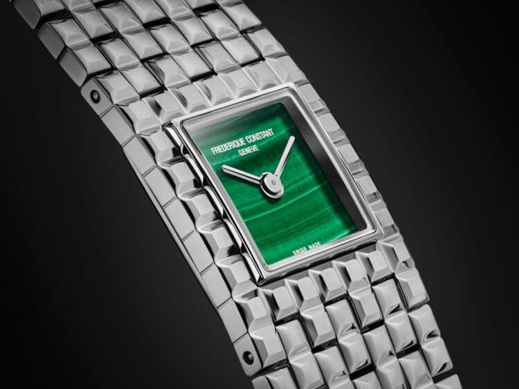Dettaglio del Frederique Constant Classics Manchette con quadrante in malachite e bracciale a sette file effetto Clou de Paris