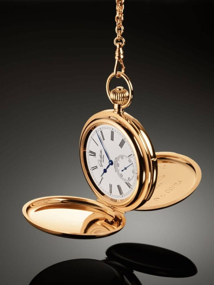 Orologio da tasca ripetizione quarti Glashütte Original Pocket Watch No. 1 Glashütte Original Pocket Watch No. 1 appeso dalla catena in oro rosa in un'ambientazione di orologeria di lusso