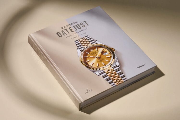 Copertina del libro Oyster Perpetual Datejust A Watch that Made History di Rolex e Wallpaper Copertina del libro "Oyster Perpetual Datejust - A Watch that Made History" pubblicato da Rolex in collaborazione con Wallpaper*, che mostra un Datejust con quadrante dorato e bracciale Jubilee in acciaio e oro su sfondo bianco minimalista