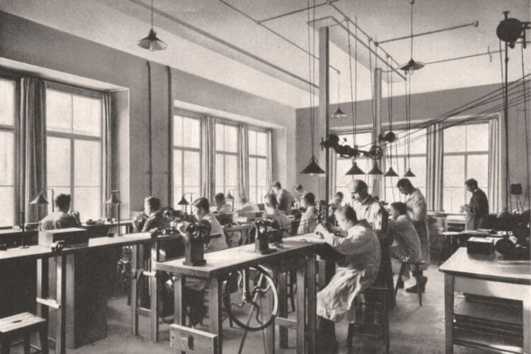 Glashütte 1886: gli orologiai sassoni che posarono le basi della precisione celebrata oggi dal PanoMaticLunar Anniversary Edition Manifattura orologiera di Glashütte nel 1886: orologiai al lavoro sui banchi storici nei laboratori sassoni, testimonianza dei 180 anni di tradizione tedesca celebrata dal PanoMaticLunar Anniversary Edition