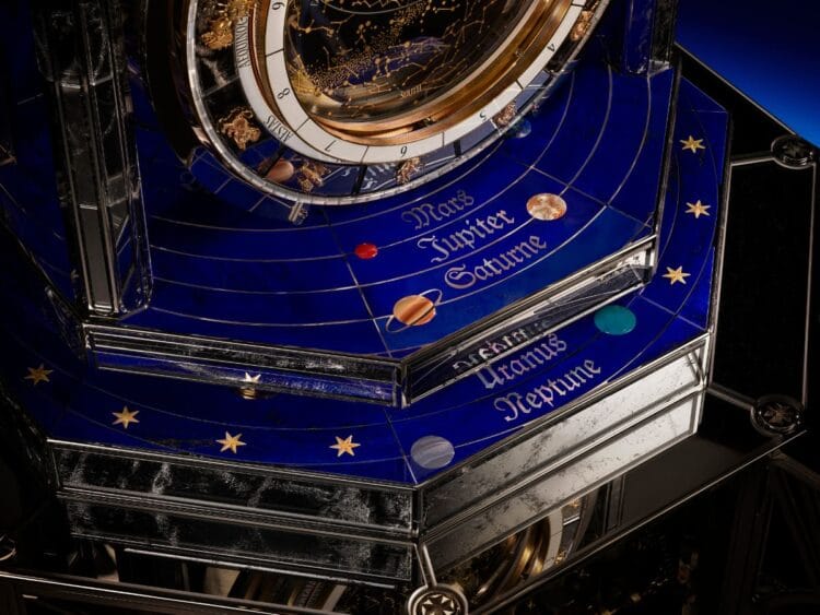 Base sistema solare La Quête du Temps - Intarsi di lapislazzuli con pianeti in pietre dure: Marte, Giove, Saturne e Nettuno Base ottagonale La Quête du Temps con intarsi in lapislazzuli d'epoca rappresentanti il sistema solare, cabochon di pietre dure per i pianeti e stelle dorate in madreperla