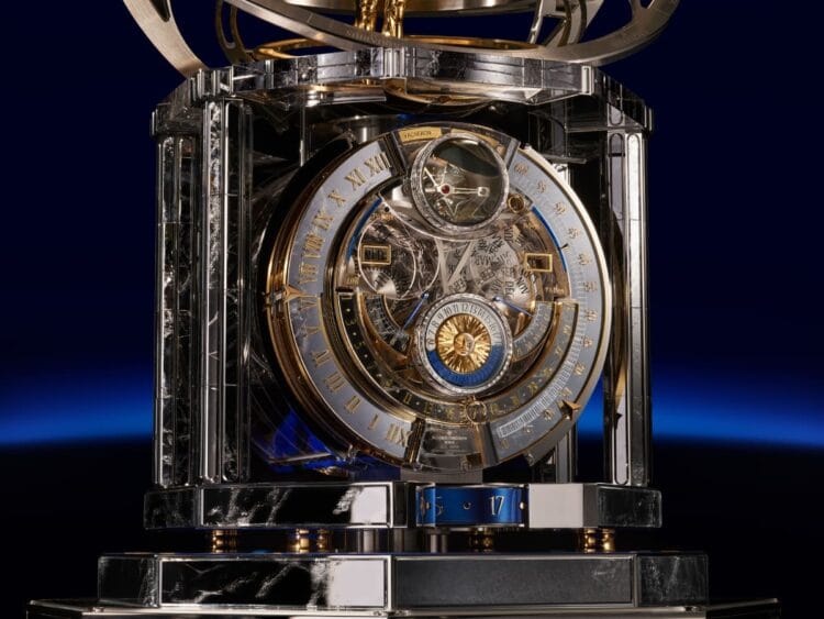Quadrante astronomico La Quête du Temps - Tourbillon con lente d'ingrandimento e 23 complicazioni orologiere di Vacheron Constantin Dettaglio del quadrante astronomico Vacheron Constantin La Quête du Temps con tourbillon ingrandito, calendario perpetuo, indicazioni 24 ore e numeri romani applicati in oro