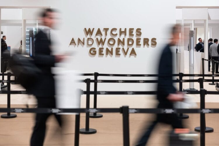 Logo di Watches and Wonders Geneva all'interno del salone con visitatori professionali in movimento