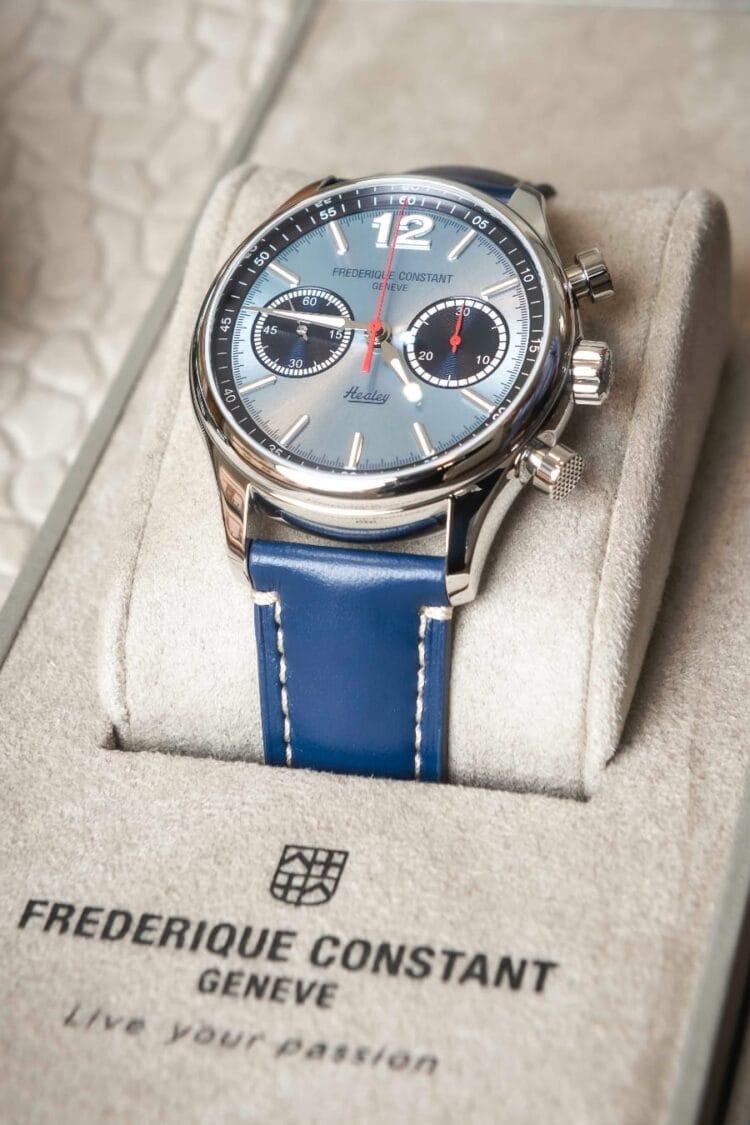 Frederique Constant Healey 42mm nella sua Confezione Il cronografo Frederique Constant Healey 'Healey Blue' da 42mm mostrato all'interno della sua confezione di presentazione ufficiale.