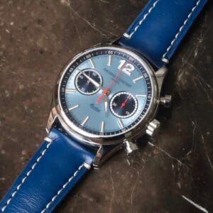 Primo piano del Frederique Constant Healey Chronograph da 42mm con quadrante 'Healey Blue' e cinturino in pelle blu.