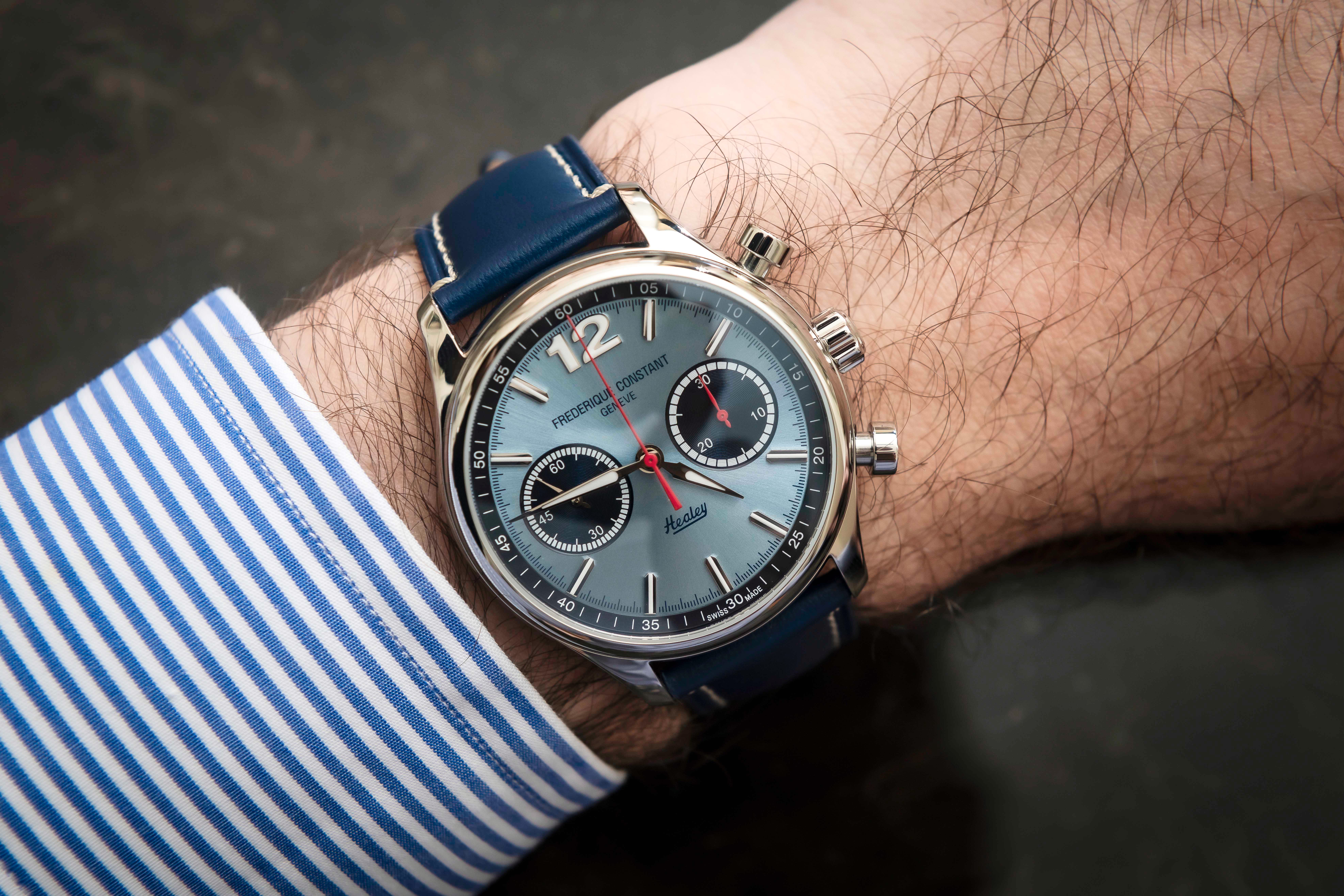 Il cronografo Frederique Constant Healey da 42mm indossato al polso per valutarne la reale vestibilità e l'ingombro.