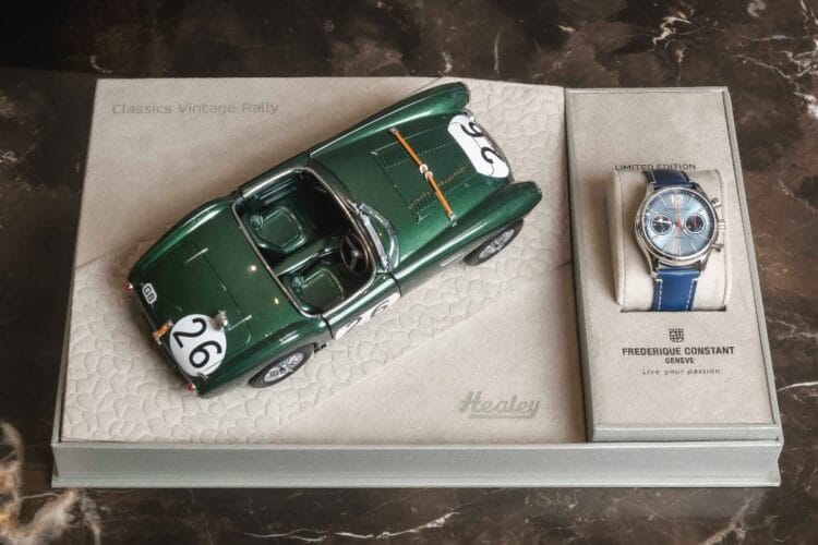 Modellino Austin-Healey Cofanetto Frederique Constant Il cofanetto speciale del Frederique Constant Healey con l'orologio 'Healey Blue' e il modellino dell'auto Austin-Healey NOJ393 incluso.
