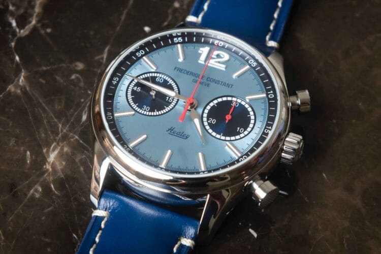 Dettaglio Quadrante Frederique Constant Healey 42mm Prova Dettaglio del quadrante 'Healey Blue' del Frederique Constant Chronograph, con sub-dial bicompax blu navy e lancette cronografiche rosse.