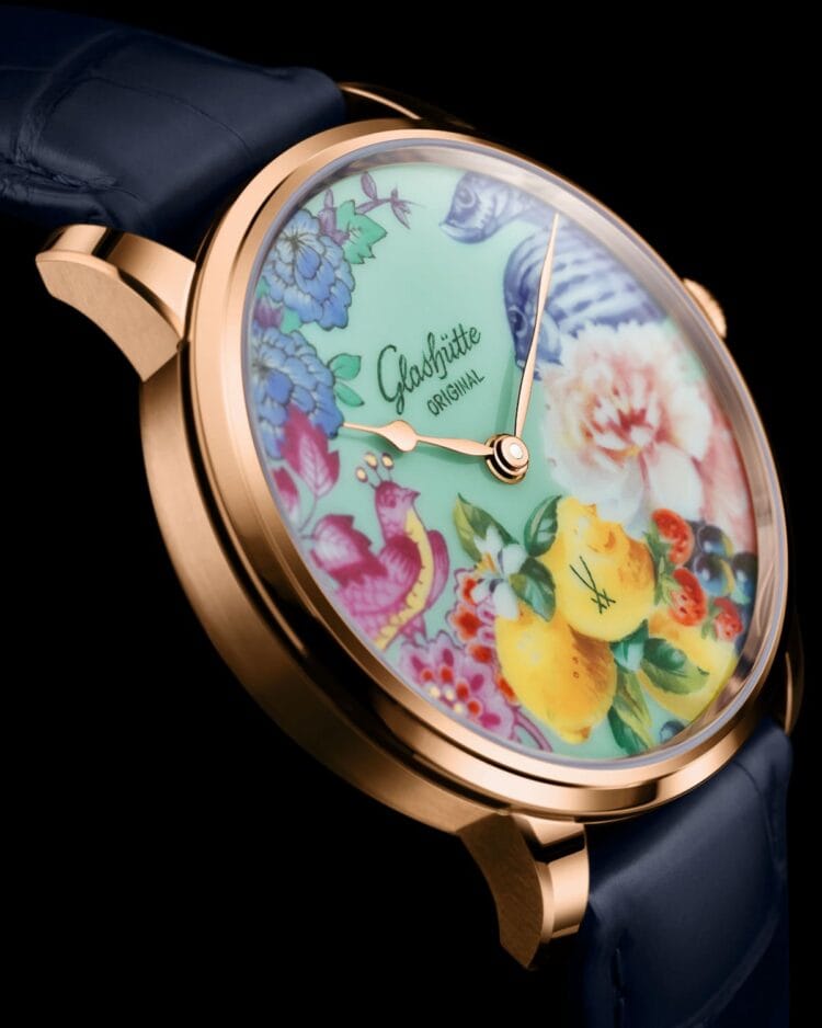 Dettaglio del Senator Meissen Collage con animali, fiori e frutti dipinti a mano su porcellana celadon: ogni pennellata richiede cottura a 900°C, solo 8 pezzi al mondo in oro rosso 40mm Glashütte Original Senator Meissen Collage: quadrante in porcellana verde celadon con decorazione multicolore dipinta a mano ispirata al vaso Dekorwelten di Meissen - edizione limitata 8 esemplari