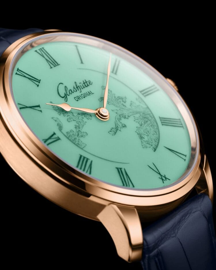Dettaglio del Senator Meissen con quadrante verde celadon che richiama le antiche ceramiche cinesi: porcellana Meissen dipinta a mano con motivo Mystic Maison e lancette curve in oro massiccio Glashütte Original Senator Meissen Mystic Maison verde celadon: quadrante in porcellana con decorazione dipinta a mano, cassa oro rosso 40mm e cinturino alligatore blu