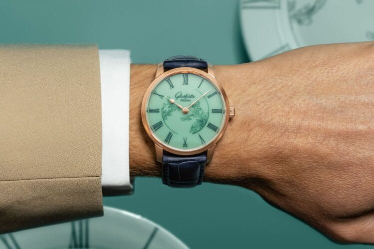 Il Senator Meissen verde celadon al polso: lo stile sottile e raffinato della collaborazione tra Glashütte Original e Meissen in un orologio che unisce artigianalità sassone e design contemporaneo Glashütte Original Senator Meissen Mystic Maison verde celadon indossato al polso con giacca beige: eleganza discreta dell'orologio con quadrante in porcellana e cassa oro rosso 40mm