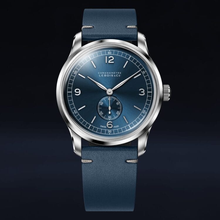 Lebois Heritage Small Seconds Baton - Design minimalista con quadrante blu e indici applicati Lebois & Co Heritage Small Seconds Baton con quadrante blu sunburst, indici a bastone applicati, piccolo secondi decentrati e cinturino in pelle blu.