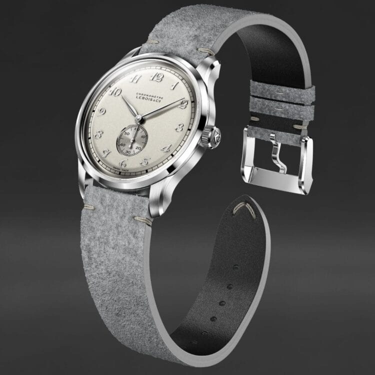 Dettagli costruttivi Lebois Heritage Small Seconds - Cassa 37.8mm acciaio 316L e cinturino quick release Lebois & Co Heritage Small Seconds Script vista laterale con cassa in acciaio 316L satinato lucido, cristallo zaffiro doppia curvatura, corona e cinturino intercambiabile.