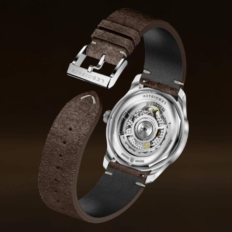 Movimento LC-350 COSC del Lebois Heritage Small Seconds - Certificazione cronometro Swiss Made Lebois & Co Heritage Small Seconds fondello exhibition con movimento automatico LC-350 certificato COSC, rotore decorato e cinturino con fibbia incisa.