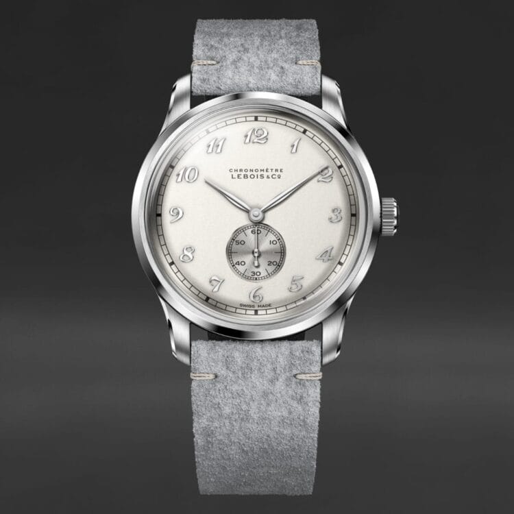 Lebois Heritage Small Seconds Script - Eleganza corsiva d'epoca con quadrante crema e numeri applicati Lebois & Co Heritage Small Seconds Script con quadrante crema, numeri arabi corsivi applicati, piccolo secondo guilloché e cinturino in pelle grigia.