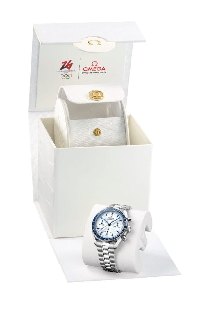 Omega Speedmaster Milano Cortina 2026 - Confezione Commemorativa Olimpiadi Invernali Confezione speciale bianca Omega Speedmaster 38mm Milano Cortina 2026 con logo olimpico e orologio su base display.