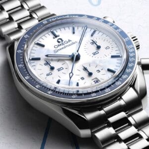 Omega Speedmaster 38mm Milano Cortina 2026 cronografo olimpico con quadrante bianco ghiacciato lunetta ceramica blu e bracciale acciaio.