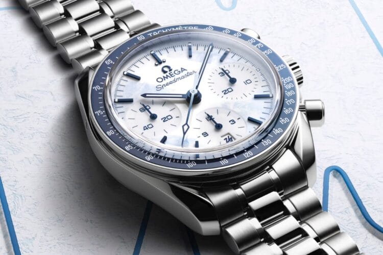 Omega Speedmaster 38mm Milano Cortina 2026 - Cronografo Ufficiale Giochi Olimpici Invernali Omega Speedmaster 38mm Milano Cortina 2026 cronografo olimpico con quadrante bianco ghiacciato lunetta ceramica blu e bracciale acciaio.