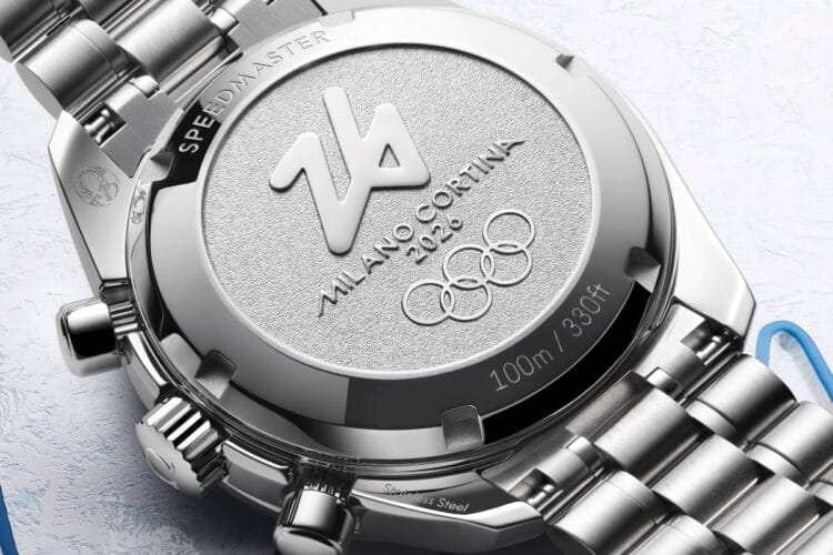 Speedmaster Milano Cortina 2026 - Fondello con Incisione Logo Olimpico Fondello inciso Omega Speedmaster Milano Cortina 2026 con medaglione logo olimpico e anelli olimpici in acciaio.
