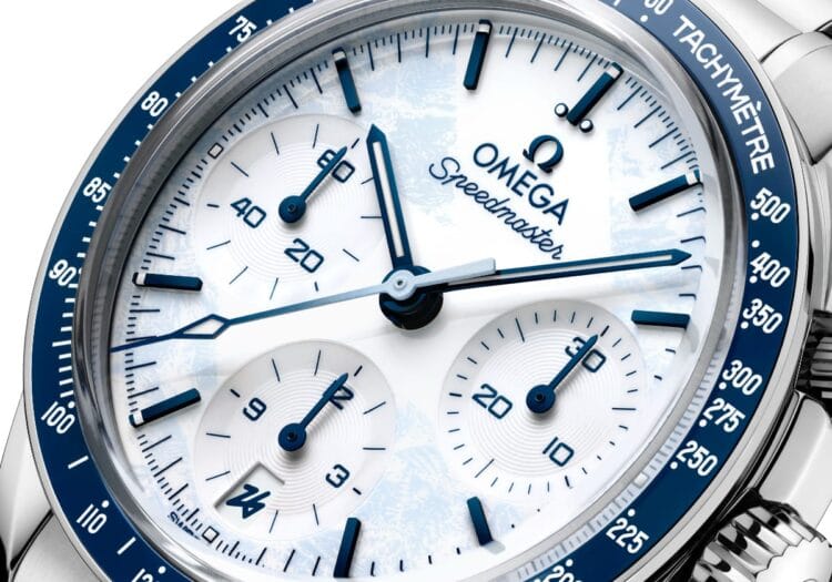 Quadrante Effetto Ghiacciato Speedmaster Milano Cortina - Finitura Azzurra e Contatori Azurage Dettaglio quadrante ghiacciato azzurro Omega Speedmaster Milano Cortina 2026 con effetto neve e contatori lavorazione azurage.