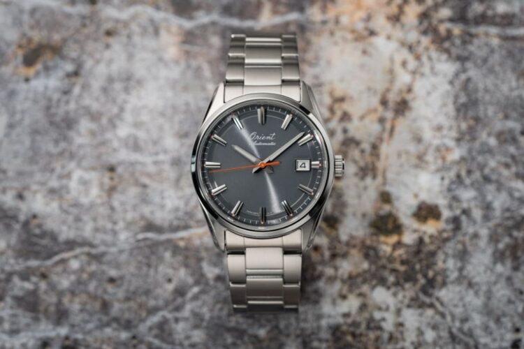 Orient Stretto Date 75th Anniversary - Limited Edition 2.900 pezzi Orient Stretto Date 75th Anniversary RA-AC0R04N con quadrante grigio sunburst e lancetta secondi arancione