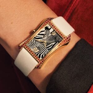 Primo piano del Patek Philippe Gondolo Serata Zebra Ref. 4962/200R-010 indossato al polso, che mostra il quadrante in zaffiro e i granati spessartiti.