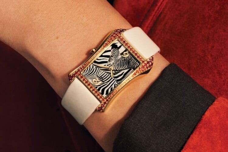 Il nuovo Patek Philippe Gondolo Serata Zebra Ref. 4962 in oro rosa al polso. Primo piano del Patek Philippe Gondolo Serata Zebra Ref. 4962/200R-010 indossato al polso, che mostra il quadrante in zaffiro e i granati spessartiti.