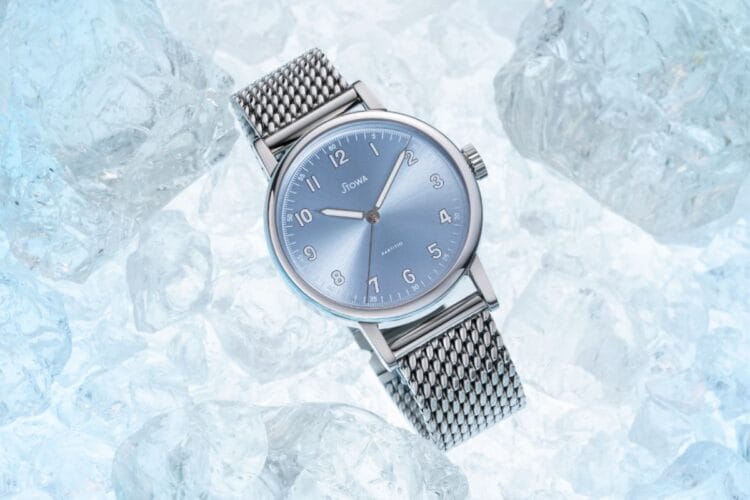 Stowa Partitio Ice Blue - Dress watch tedesco con quadrante ice blue e bracciale milanese Stowa Partitio Ice Blue con bracciale milanese in acciaio su sfondo ghiacciato, quadrante sunburst blu glaciale da 37mm