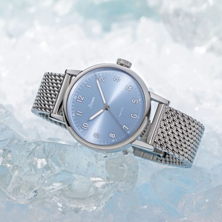Stowa Partitio Ice Blue da 37mm con bracciale milanese in acciaio su cristalli di ghiaccio, quadrante sunburst blu glaciale